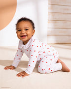 Bébé a quatre pate, qui porte une combi-pyjama collection Coeur de Cerise.