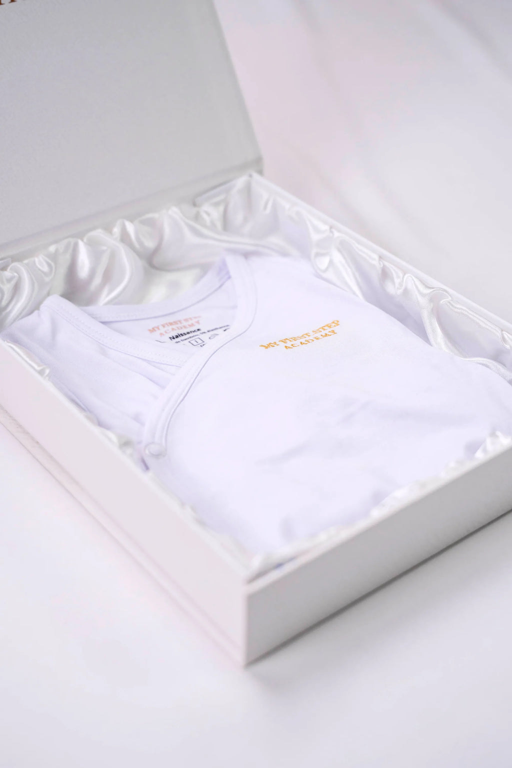Box MFSA avec a l'intérieur un Bodies Blanc Neige. 