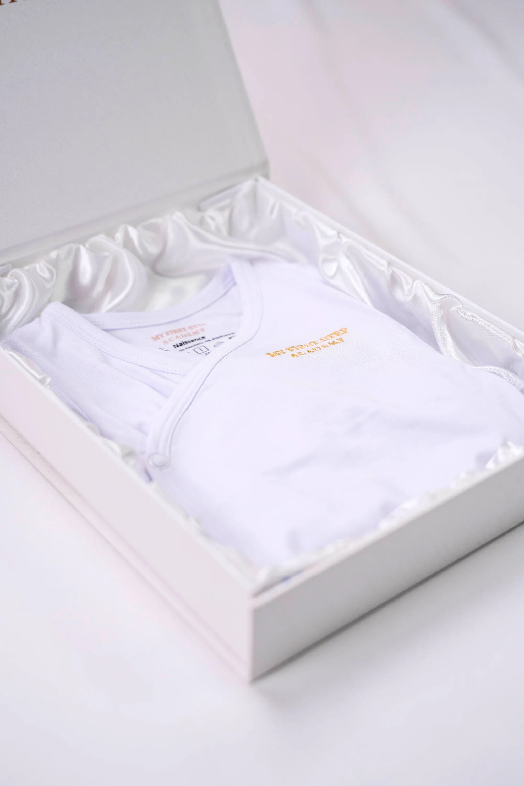 Box MFSA avec a l'intérieur un Bodies Blanc Neige. 