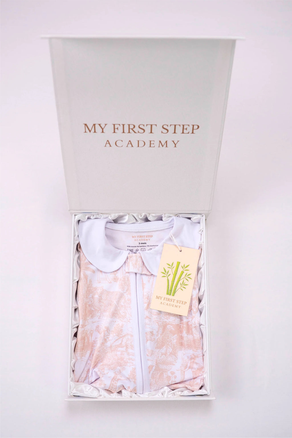 Box MFSA ouverte avec Combi-pyjama Marron Shayane a l'intérieur. Etiquette sur le devant du pyjama.