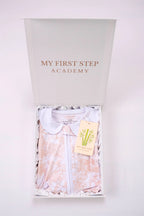 Box MFSA ouverte avec Combi-pyjama Marron Shayane a l'intérieur. Etiquette sur le devant du pyjama.