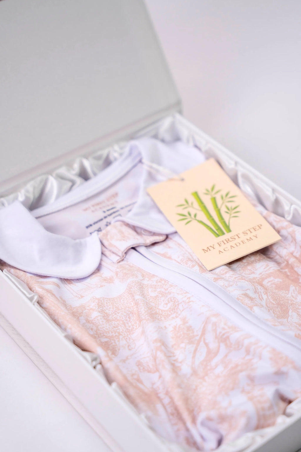 Box MFSA ouverte avec Combi-pyjama Marron Shayane a l'intérieur. Etiquette sur le devant du pyjama. Image zoomée