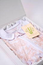 Box MFSA ouverte avec Combi-pyjama Marron Shayane a l'intérieur. Etiquette sur le devant du pyjama. Image zoomée