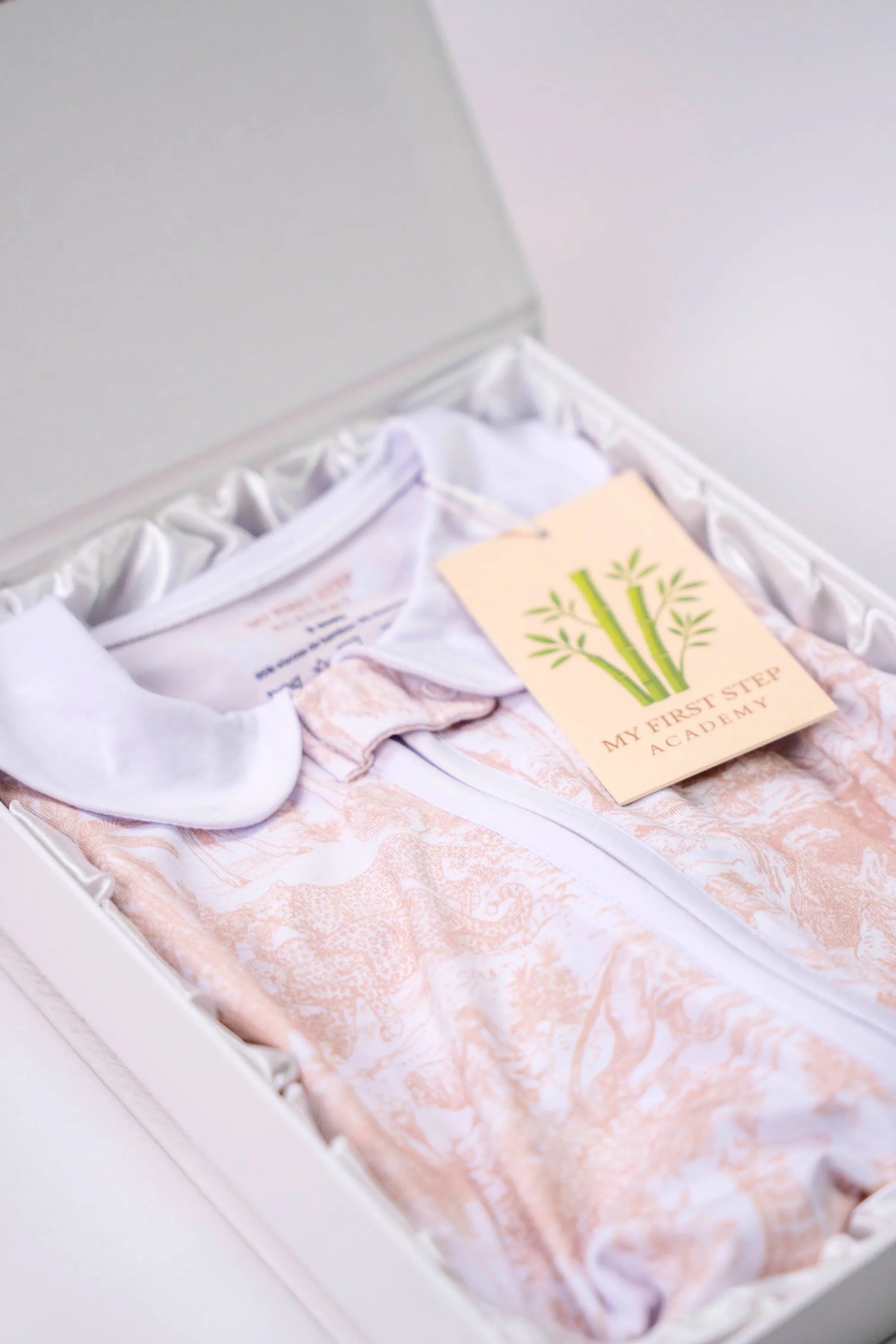 Box MFSA ouverte avec Combi-pyjama Marron Shayane a l'intérieur. Etiquette sur le devant du pyjama. Image zoomée