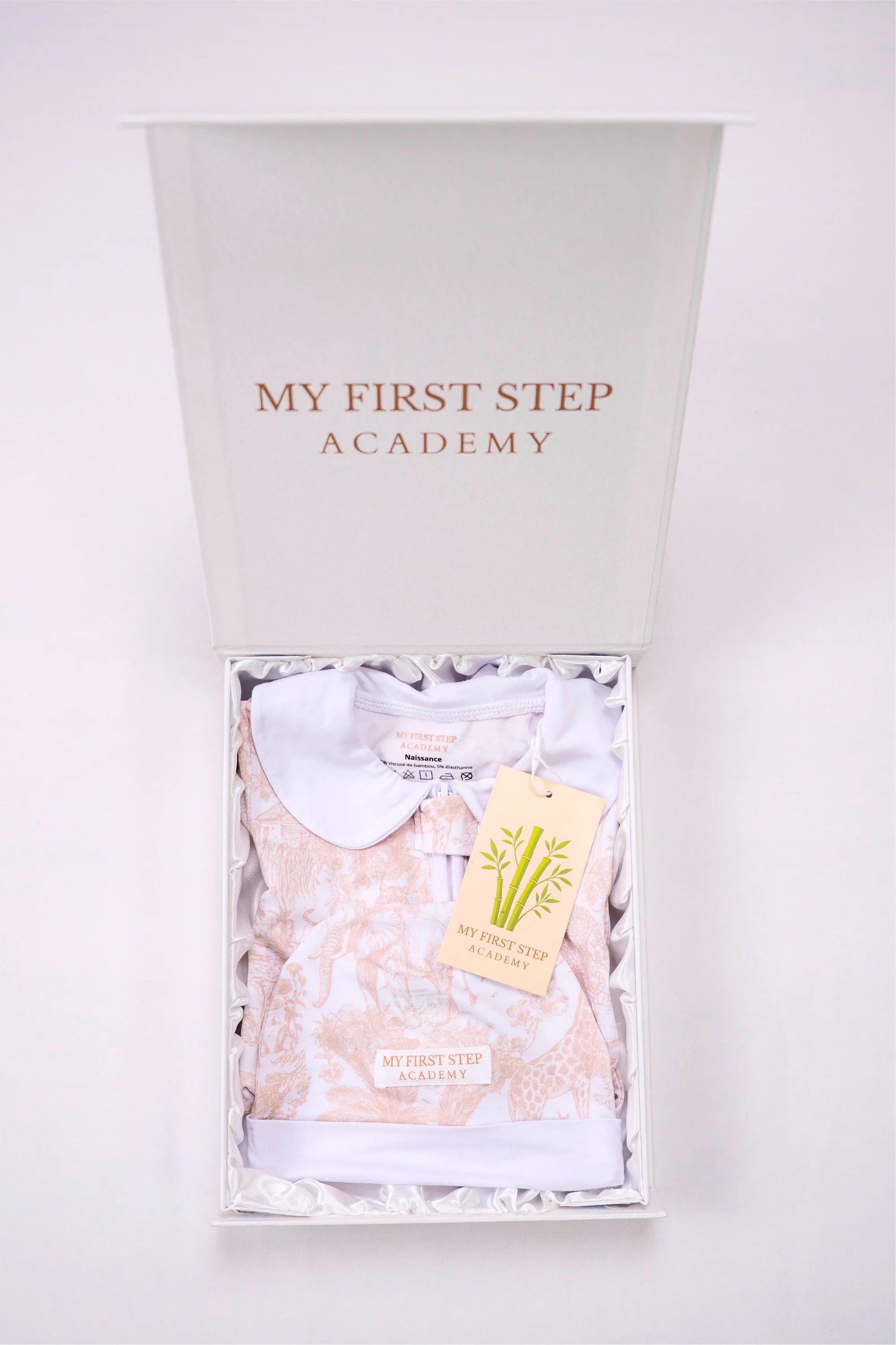 Box MFSA ouverte avec le Pyjama Marron Shayane taille Naissance et bonnet. Etiquette sur le devant du pyjama.