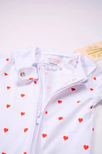 Combi-pyjama Coeur de Cerise avec zoom sur la fermeture et étiquette de fabrication.