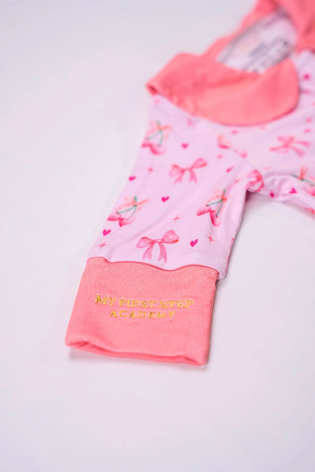 Combi-pyjama Meringue Coquette zoom sur le logo qui se trouve sur la manche droite.