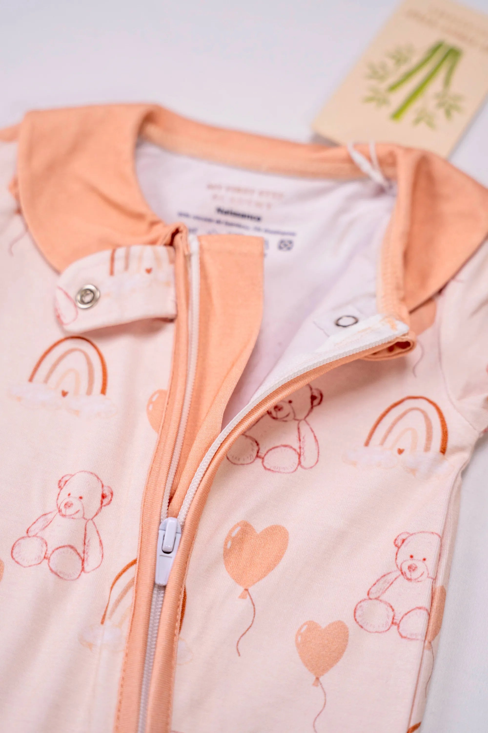 Combi-pyjama Nuage Moka avec zoom sur la fermeture et étiquette de fabrication.