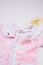 Combi-pyjama Rose Shayane avec zoom sur la fermeture et étiquette de fabrication