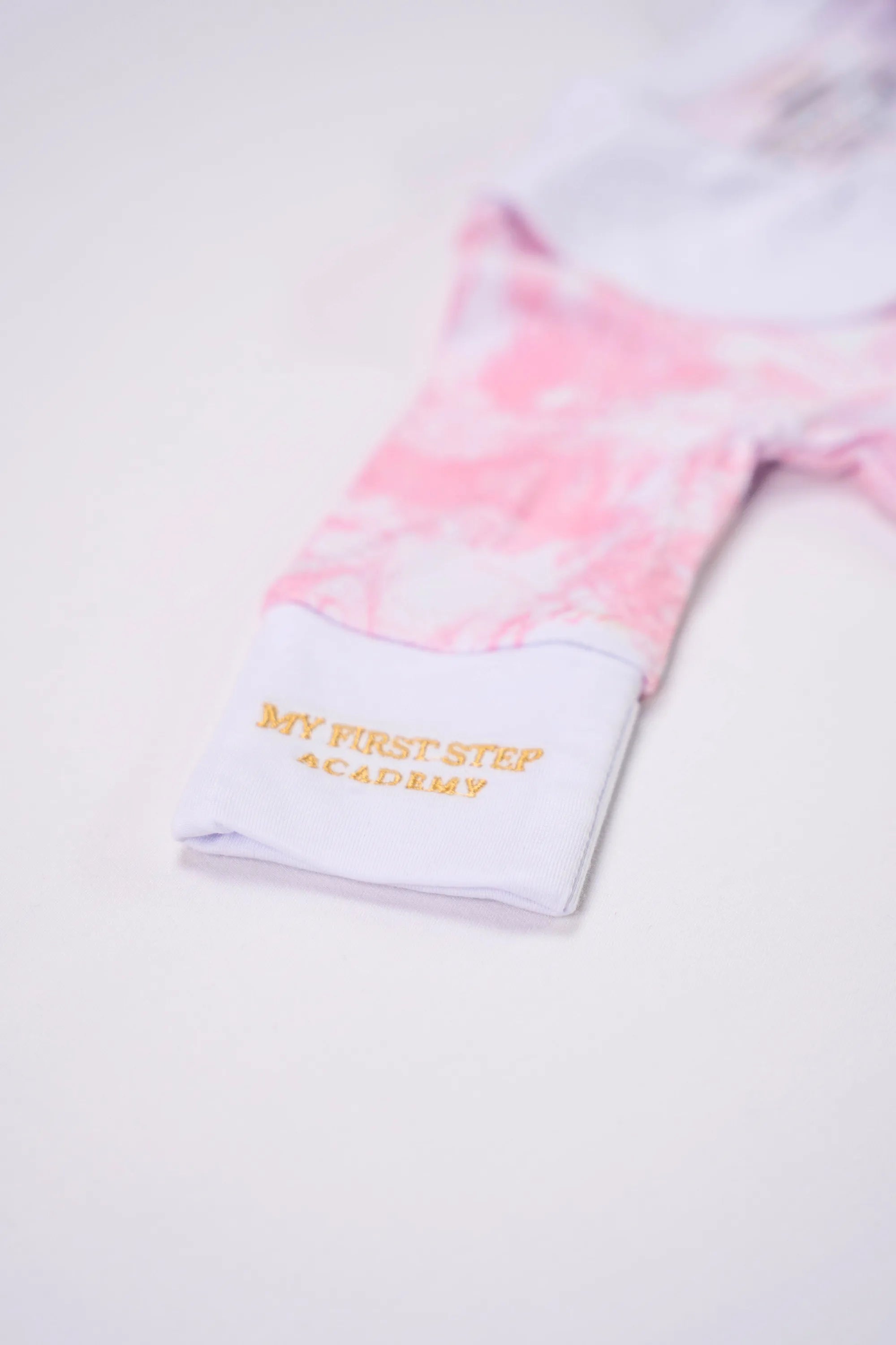 Combi-pyjama Rose Shayane zoom sur le logo qui se trouve sur la manche droite.