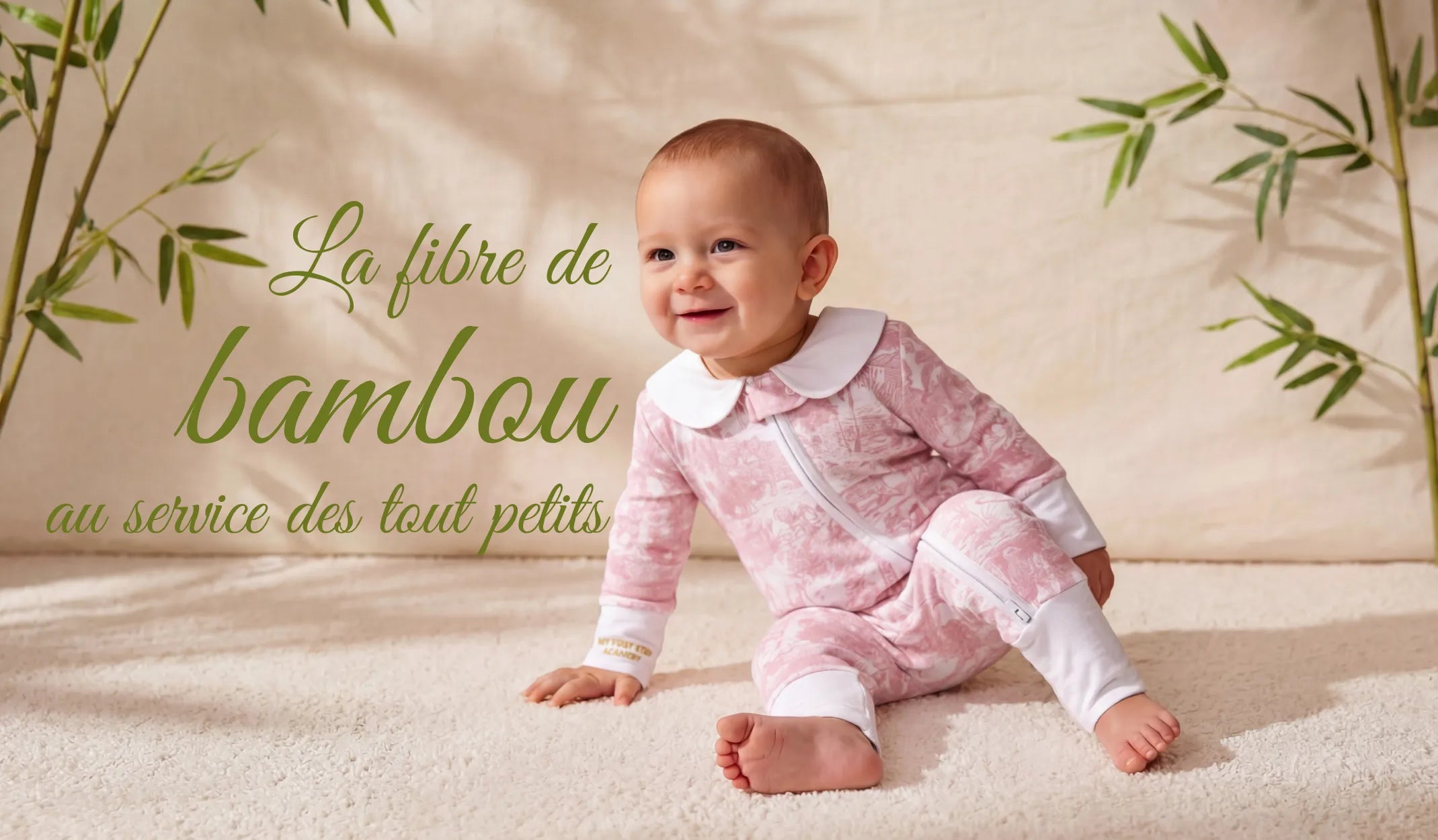 Bébé assis, qui porte une combi-pyjama collection Rose Shayane. Il y a une écriture au dessus de lui : "La fibre de bambou au service des tout petits"