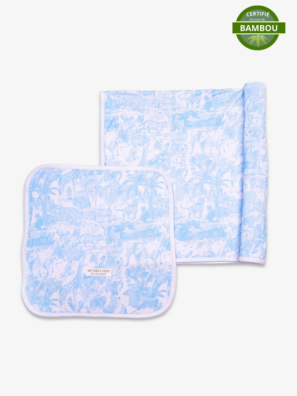 Lot de 2 langes modèle Bleu Shayane de 70x70cm et 30x30cm en bambou. Le lange le plus grand est en parti roulé sur le côté. En haut a droite se trouve la pastille de certification viscose de bambou.