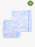 Lot de 2 langes modèle Bleu Shayane de 70x70cm et 30x30cm en bambou. Le lange le plus grand est en parti roulé sur le côté. En haut a droite se trouve la pastille de certification viscose de bambou.