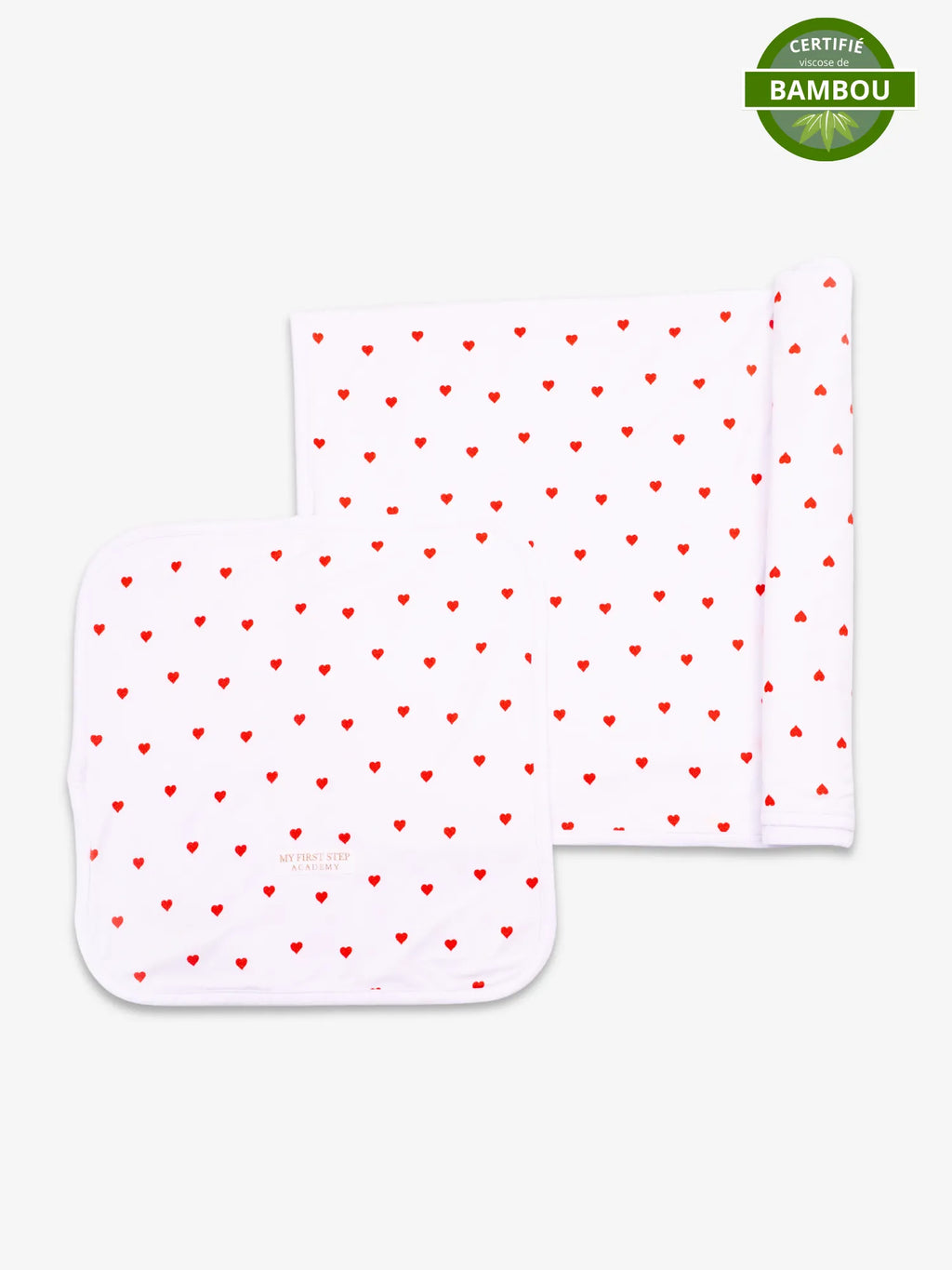 Lot de 2 langes modèle Coeur de Cerise de 70x70cm et 30x30cm en bambou. Le lange le plus grand est en parti roulé sur le côté. En haut a droite se trouve la pastille de certification viscose de bambou.