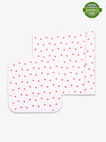 Lot de 2 langes modèle Coeur de Cerise de 70x70cm et 30x30cm en bambou. Le lange le plus grand est en parti roulé sur le côté. En haut a droite se trouve la pastille de certification viscose de bambou.
