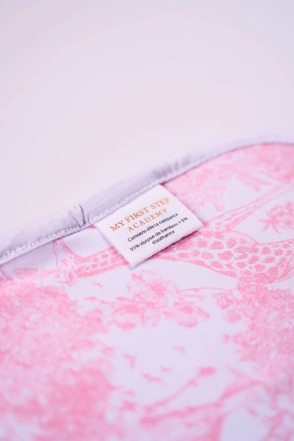 Image arrière Lange Rose Shayane avec zoom sur l'étiquette de fabrication.