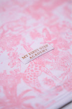 Image avant Lange 30*30cm Rose Shayane avec zoom sur l'étiquette du logo.