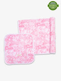 Lot de 2 langes modèle Rose Shayane de 70x70cm et 30x30cm en bambou. Le lange le plus grand est en parti roulé sur le côté. En haut a droite se trouve la pastille de certification viscose de bambou.