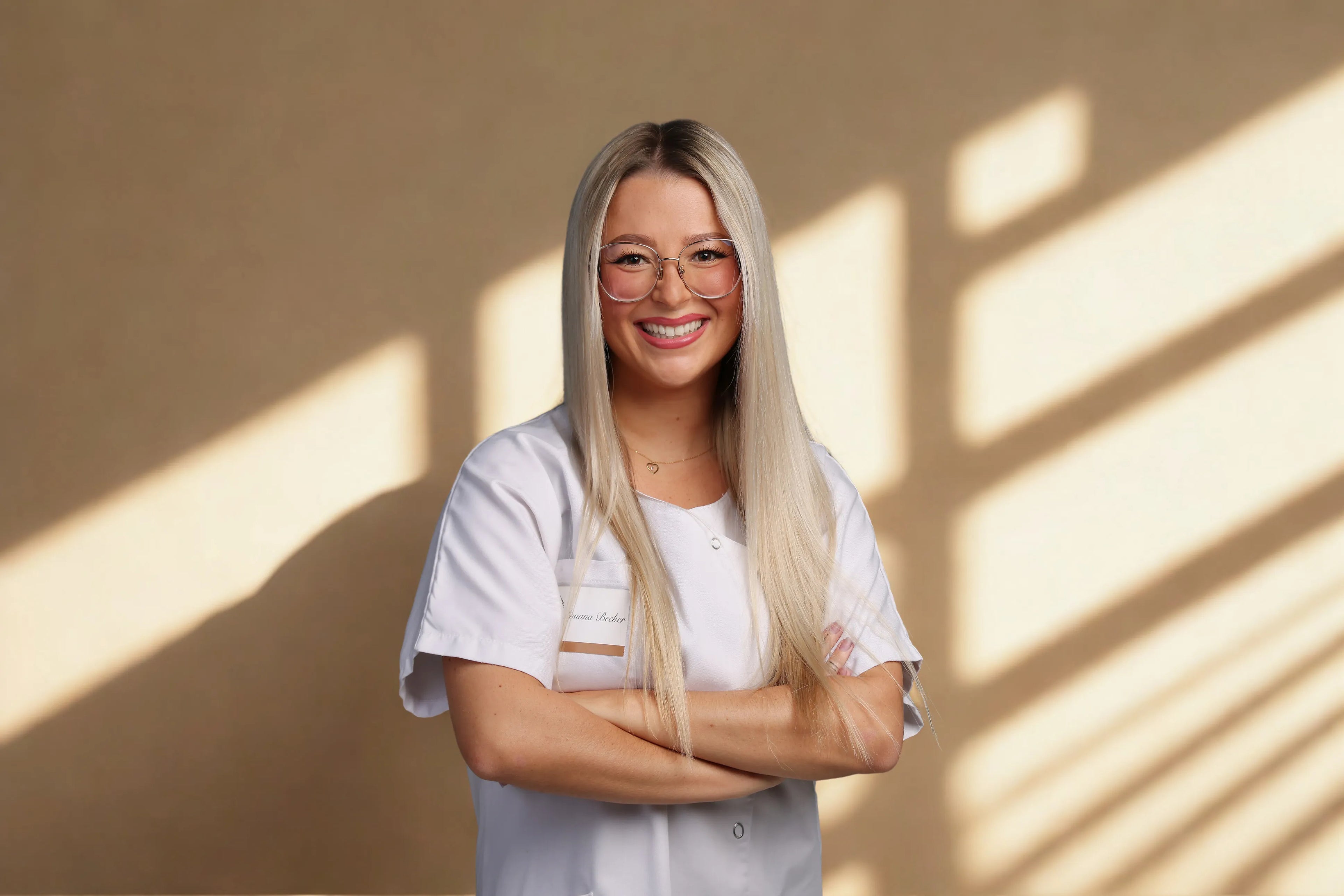 Image de Louana, en tenue professionnelle, croisant les bras. Image se trouvant dans la catégorie a propos.