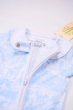 Pyjama Bleu Shayyane avec zoom sur la fermeture et étiquette de fabrication. Taille naissance.