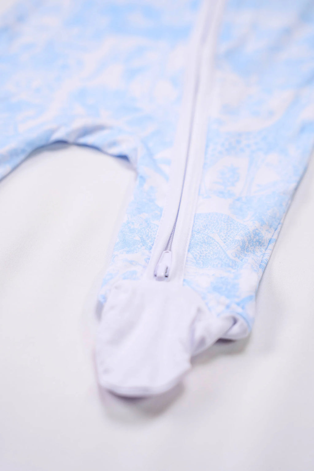 Pyjama Bleu Shayane zoom sur la fermeture et pied. Taille Naissance.