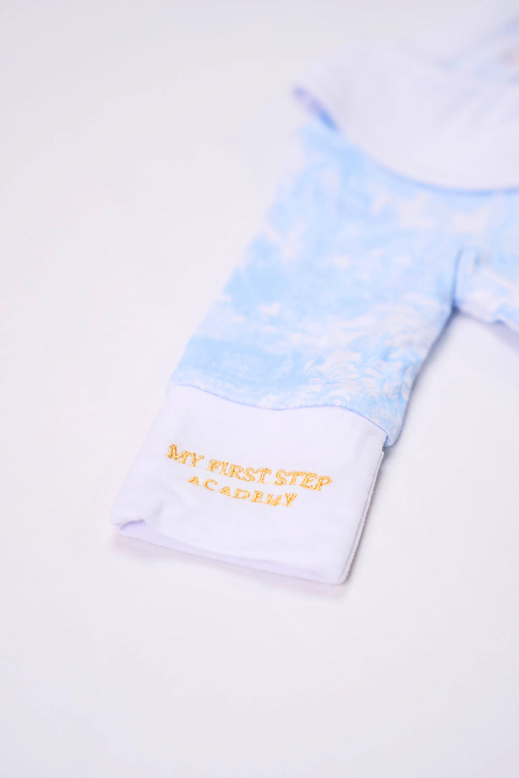 Pyjama Bleu Shayane zoom sur le logo qui se trouve sur la manche droite. Taille naissance.