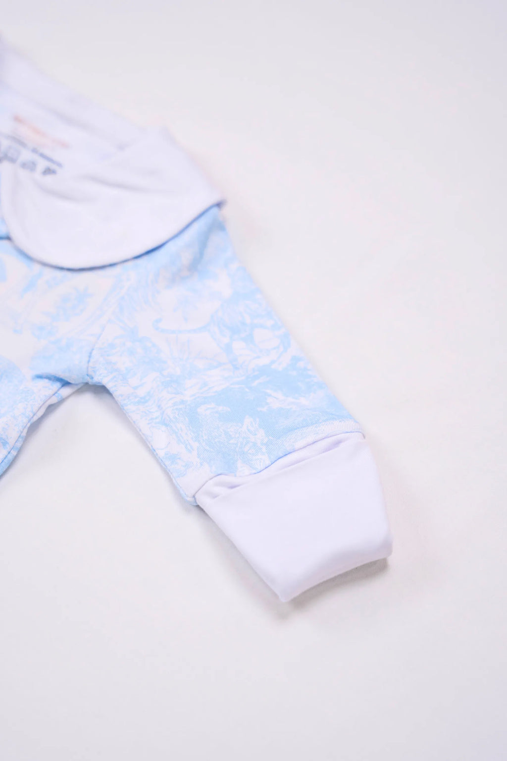 Pyjama Bleu Shayane zoom sur la main qui a la possibilité de faire "gant" en un simple repli. Taille Naissance.