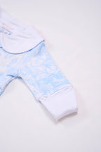 Pyjama Bleu Shayane zoom sur la main qui a la possibilité de faire "gant" en un simple repli. Taille Naissance.