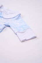 Pyjama Bleu Shayane zoom sur la main qui a la possibilité de faire "gant" en un simple repli. Taille Naissance.
