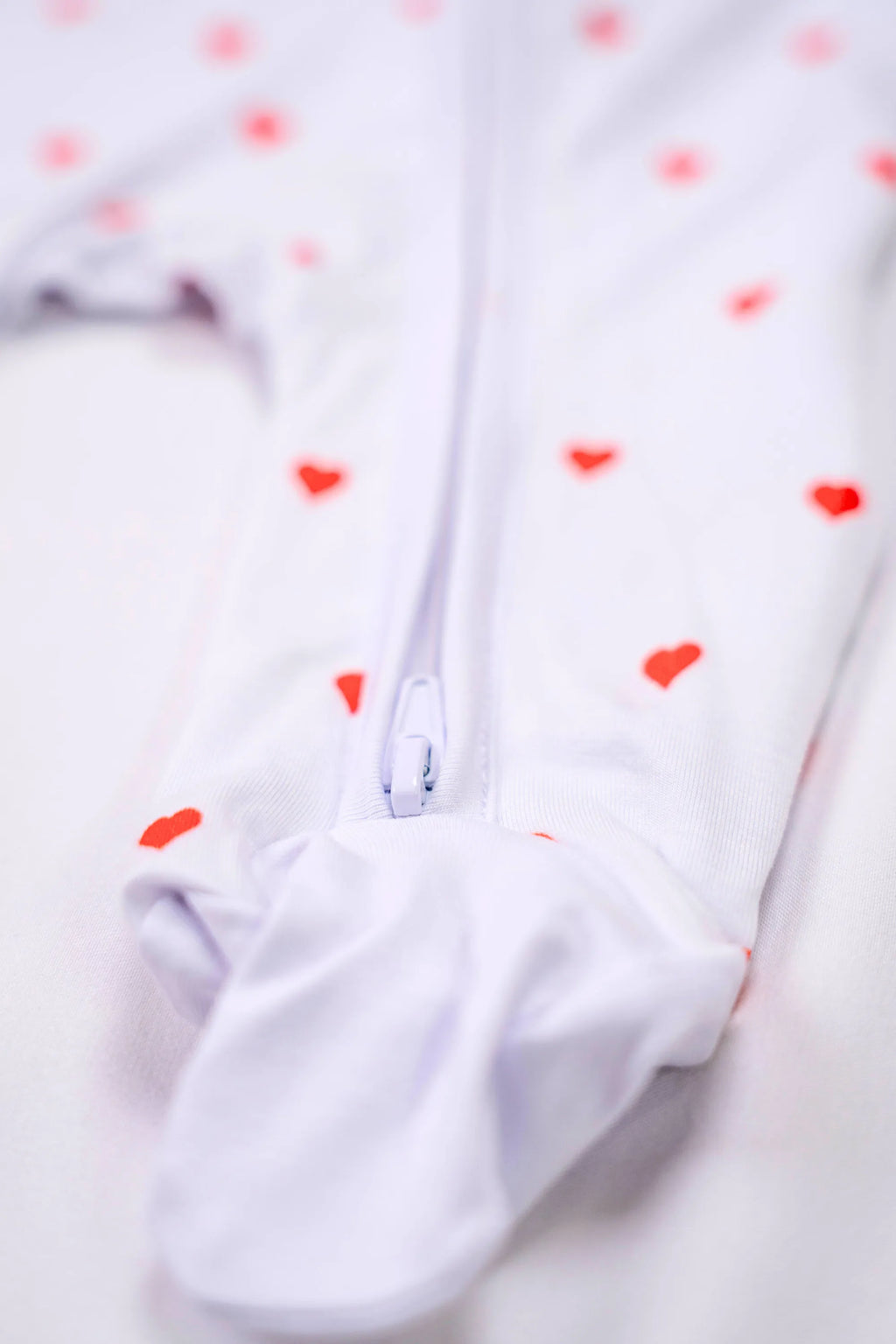 Pyjama Coeur de Cerise zoom sur la fermeture et pied. Taille Naissance. 
