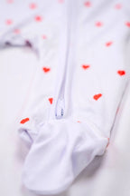 Pyjama Coeur de Cerise zoom sur la fermeture et pied. Taille Naissance. 