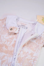 Pyjama Marron Shayane avec zoom sur la fermeture et étiquette de fabrication. Taille naissance.