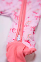 Pyjama Meringue Coquette zoom sur la fermeture et pied. Taille Naissance. 