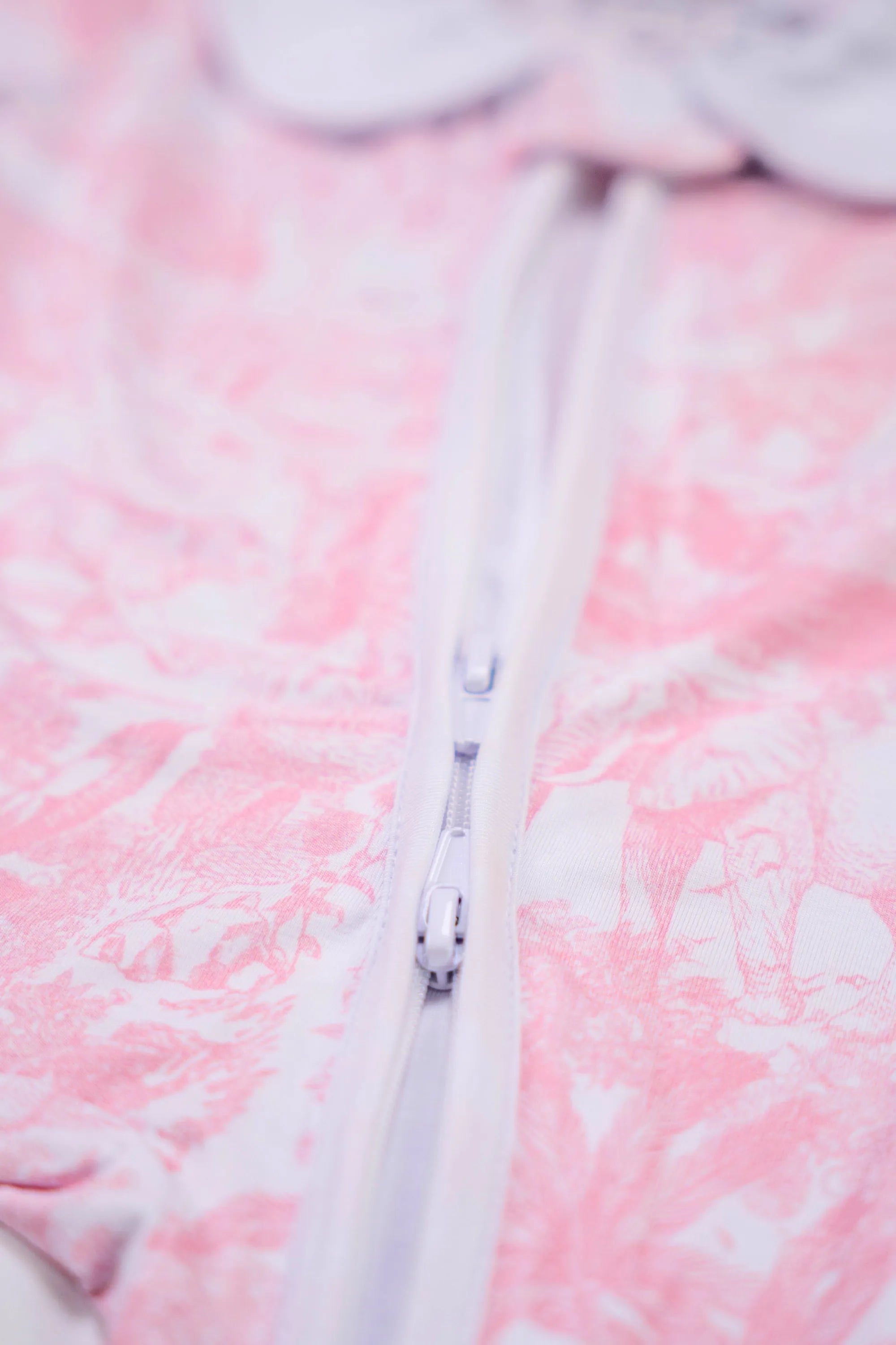 Pyjama Rose Shayane taille naissance zoom sur fermeture.