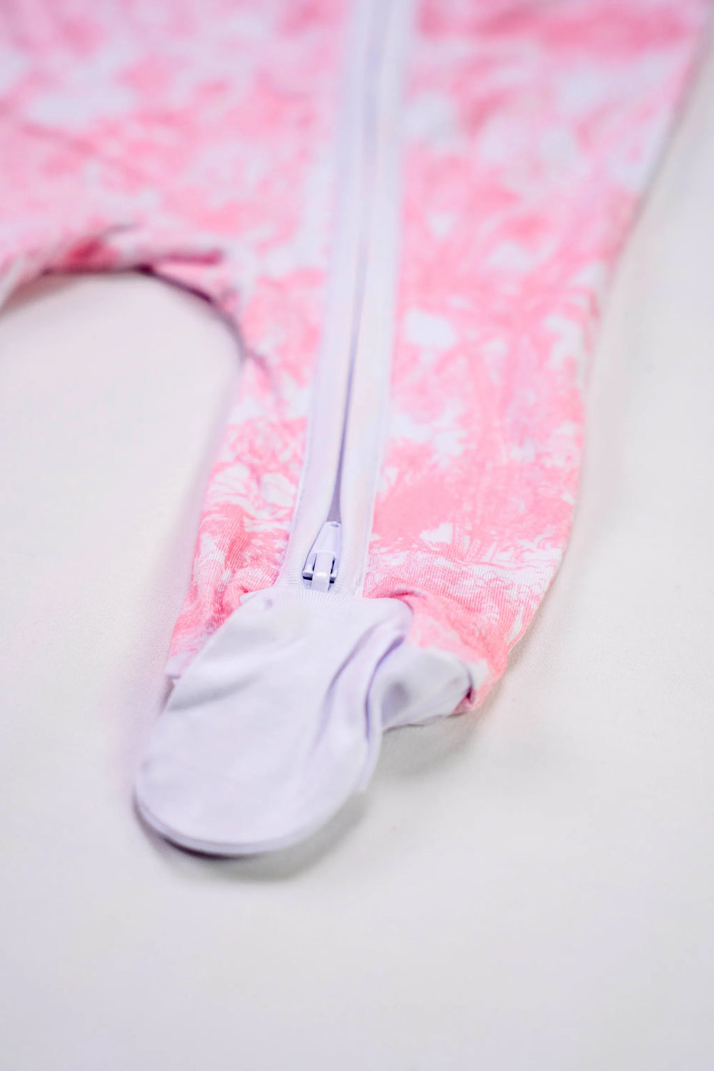 Pyjama Rose Shayane zoom sur la fermeture et pied. Taille Naissance.