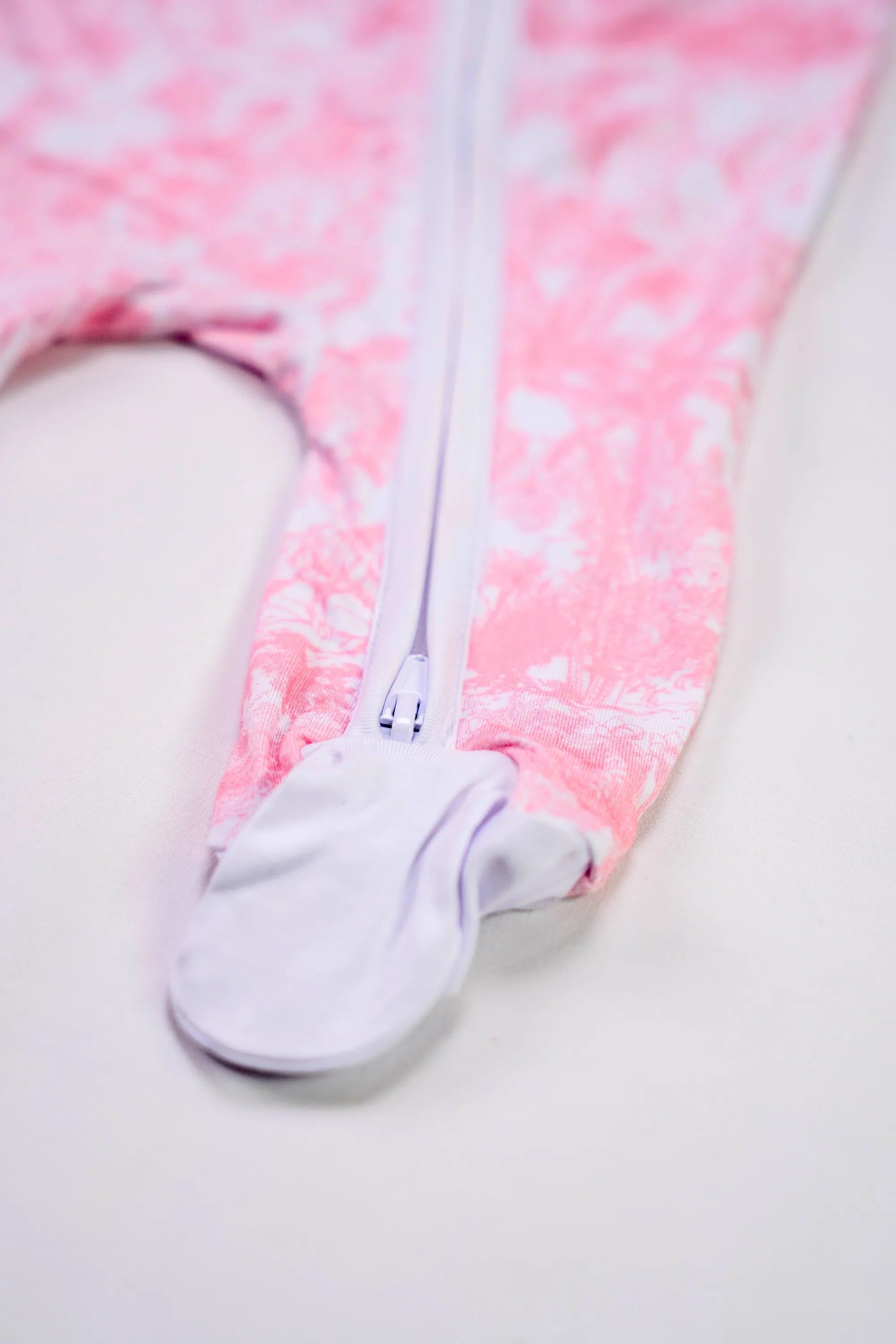 Pyjama Rose Shayane zoom sur la fermeture et pied. Taille Naissance.