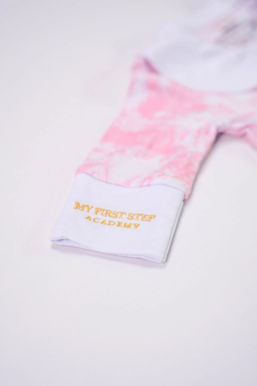 Pyjama Rose Shayane zoom sur le logo qui se trouve sur la manche droite. Taille naissance. 