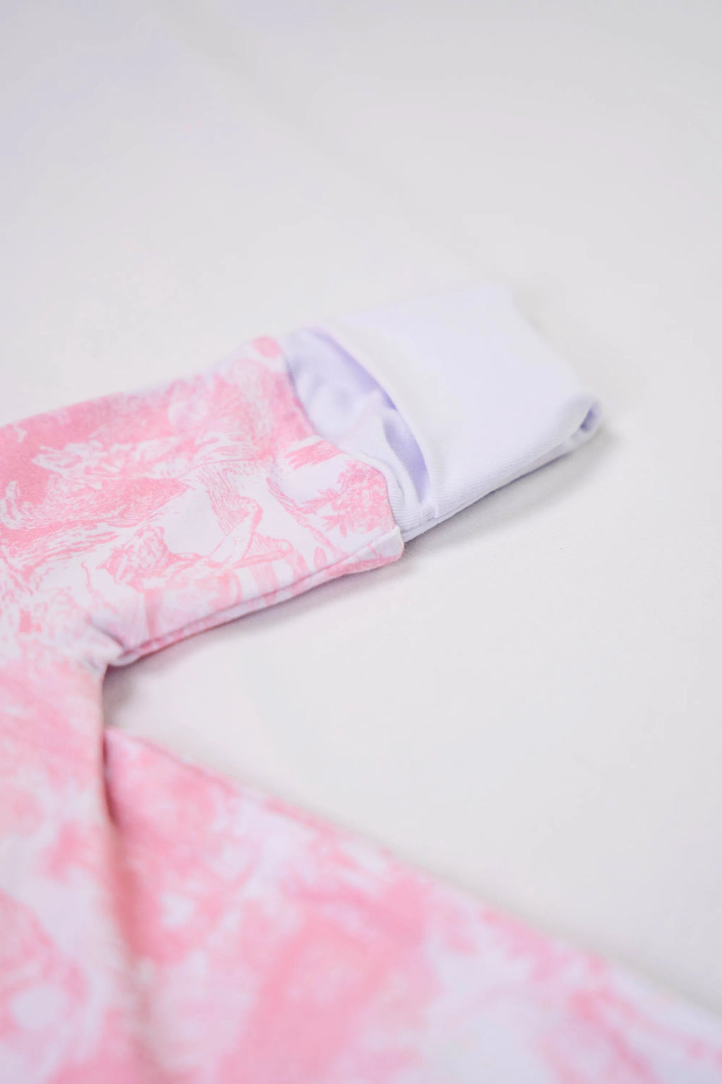 Pyjama Rose Shayane zoom sur la main qui a la possibilité de faire "gant" en un simple repli. Taille Naissance.
