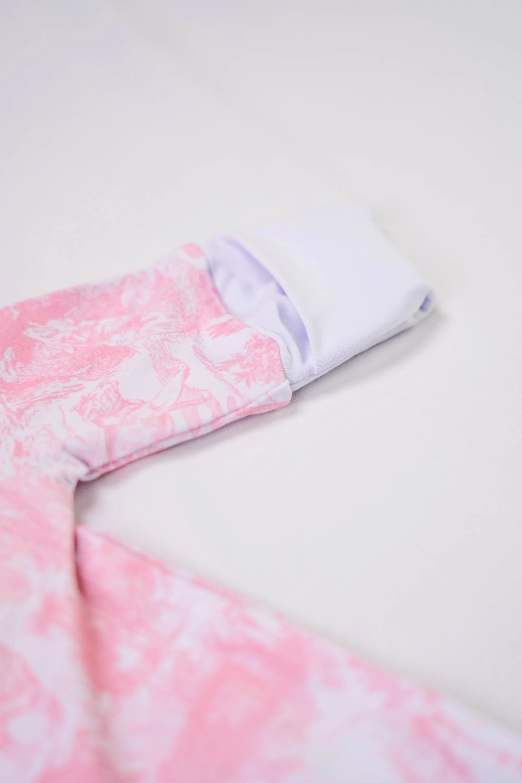 Pyjama Rose Shayane zoom sur la main qui a la possibilité de faire "gant" en un simple repli. Taille Naissance.