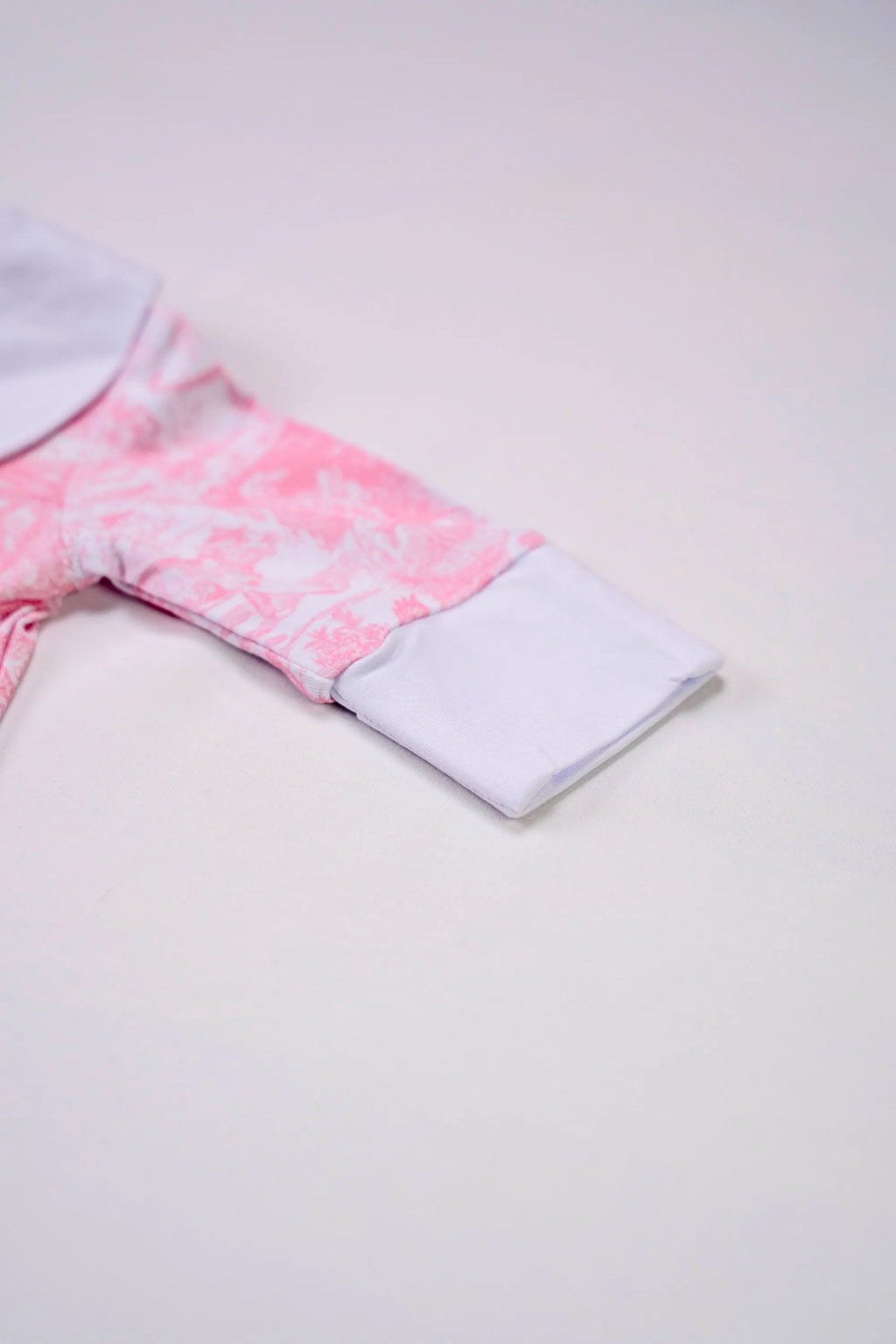 Pyjama Rose Shayane zoom sur la main qui a la possibilité de faire "gant" en un simple repli. Taille Naissance.