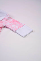 Pyjama Rose Shayane zoom sur la main qui a la possibilité de faire "gant" en un simple repli. Taille Naissance.