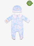 Image du pyjama taille naissance collection Bleu Shayane, avec bonnet. En haut a droite se trouve la pastille de certification viscose de bambou.