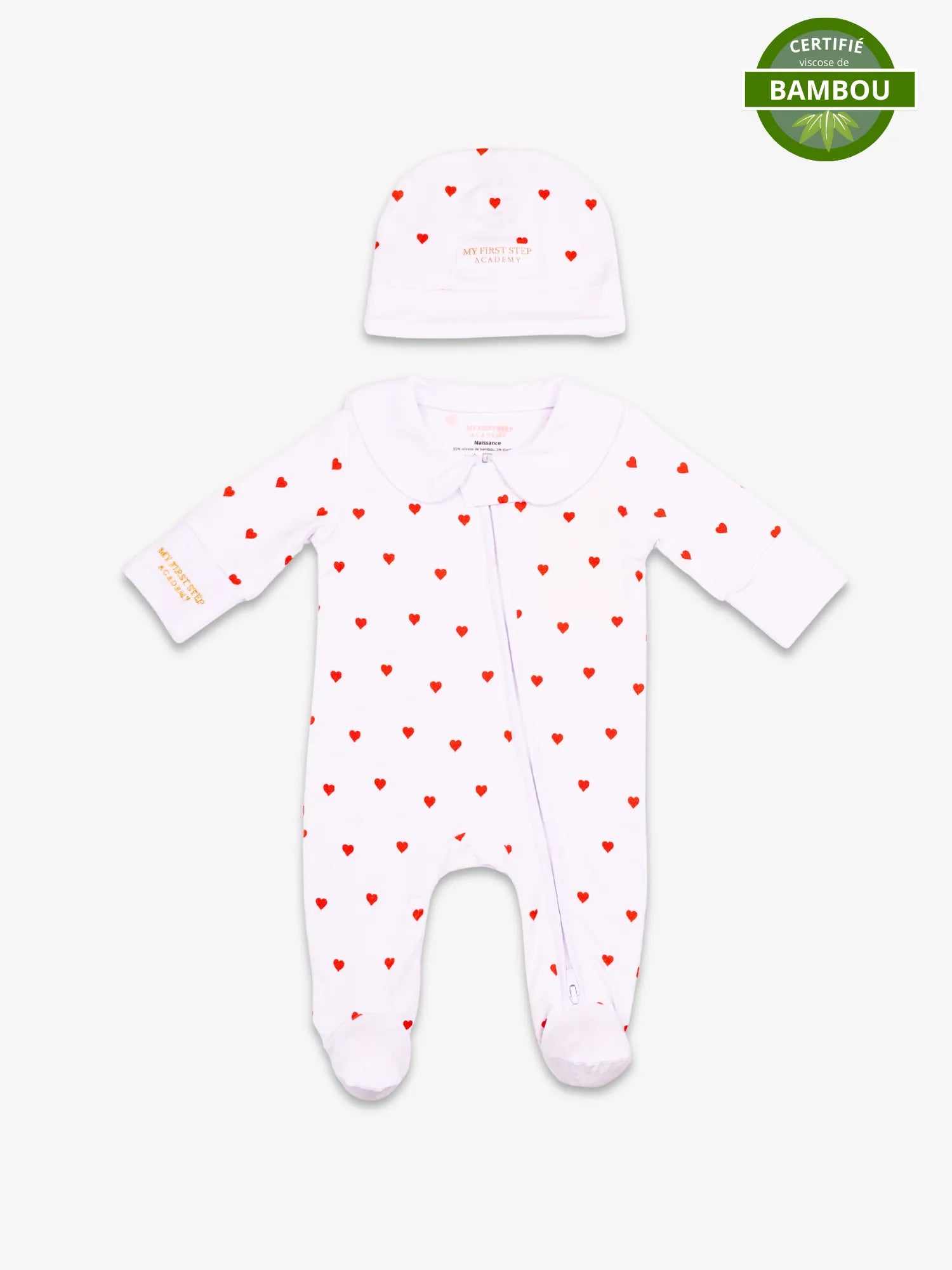 Image du pyjama taille naissance collection Coeur de Cerise, avec bonnet. En haut a droite se trouve la pastille de certification viscose de bambou.