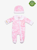 Image du pyjama taille naissance collection Rose Shayane, avec bonnet. En haut a droite se trouve la pastille de certification viscose de bambou.
